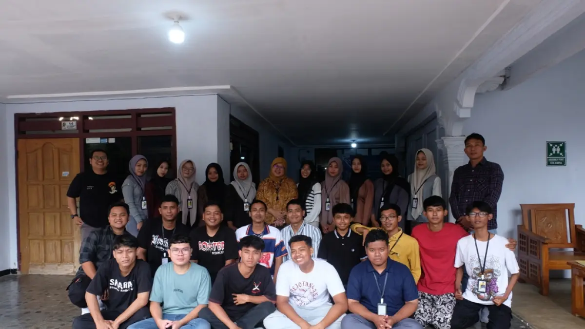 Para peserta konseling psikologi berfoto bersama dengan Komunitas Sinar Cerita. 