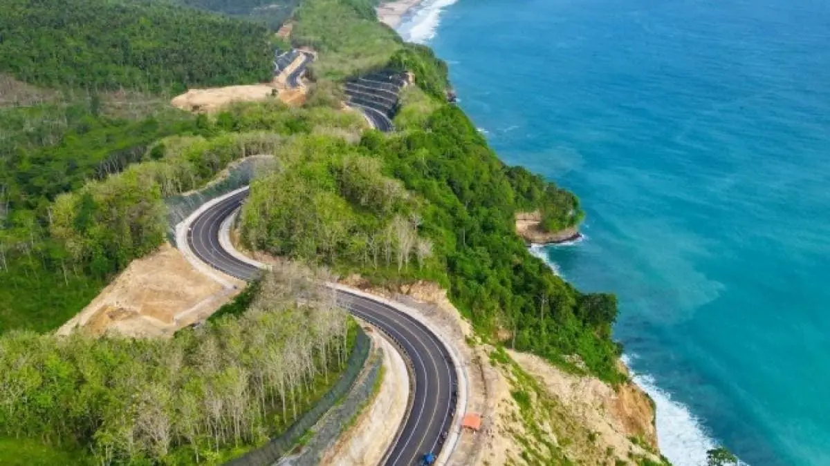 Pengendara melintasi Jalur Lintas Selatan (JLS) Tulungagung yang menawarkan panorama perbukitan dan Samudra Hindia. Jalur melalui Tambakrejo disebut menjadi akses yang lebih nyaman menuju kawasan Pantai Sine dibanding sejumlah rute alternatif.