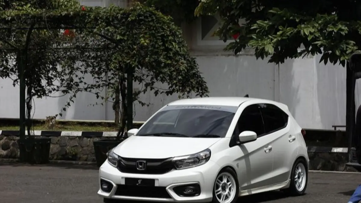 Honda Brio Electric Lime tampil makin modern dengan body kit RS Urban, lampu Ice Blue, head unit Orka G3, serta kamera 360 yang menunjang kenyamanan berkendara. (Pinterest) 