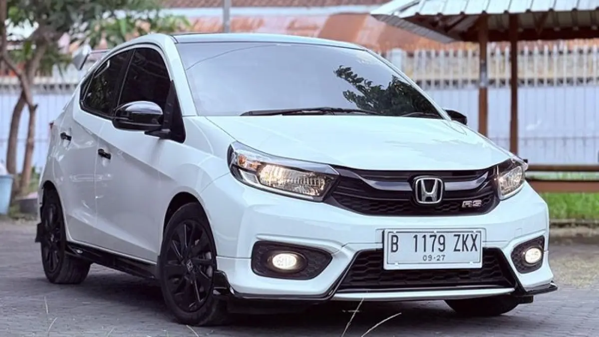 Honda Brio RS Facelift 2023 tampil lebih sporty dengan lips bumper hitam glossy, spoiler Urban Lite, cover handle, dan door sill LED yang elegan. (Pinterest) 