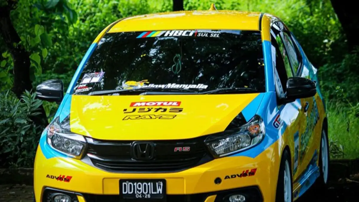 Honda Brio Satya tampil seperti Brio RS setelah mendapat body kit RS, head unit Android 14, lampu mini bi-LED, dan fog lamp tiga warna. (Pinterest) 