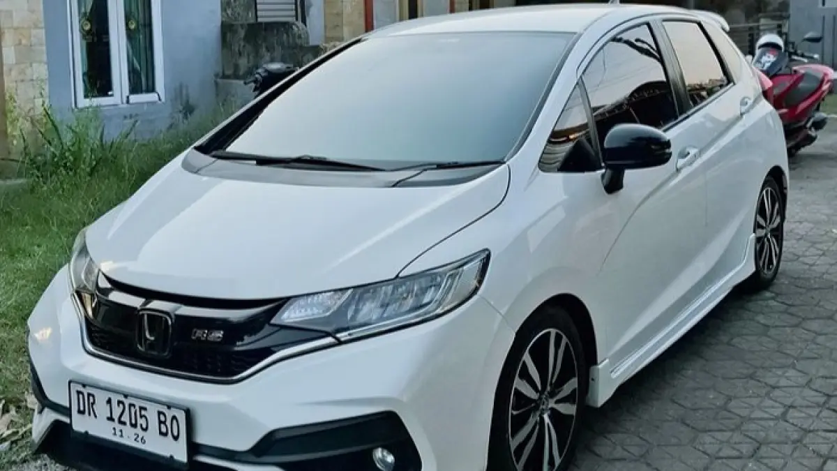 Honda Jazz GE8 Facelift 2013 tampil elegan berkat modifikasi air suspension, velg Work BRS, BBK AP Racing, dan jok Recaro original yang tetap nyaman untuk harian. (Pinterest) 
