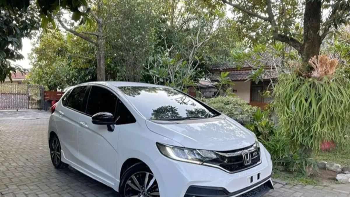 Honda Jazz GE8 Facelift 2013 tampil elegan dengan air suspension, velg Work BRS, BBK AP Racing, serta interior Recaro yang tetap nyaman dipakai harian. (Pinterest) 