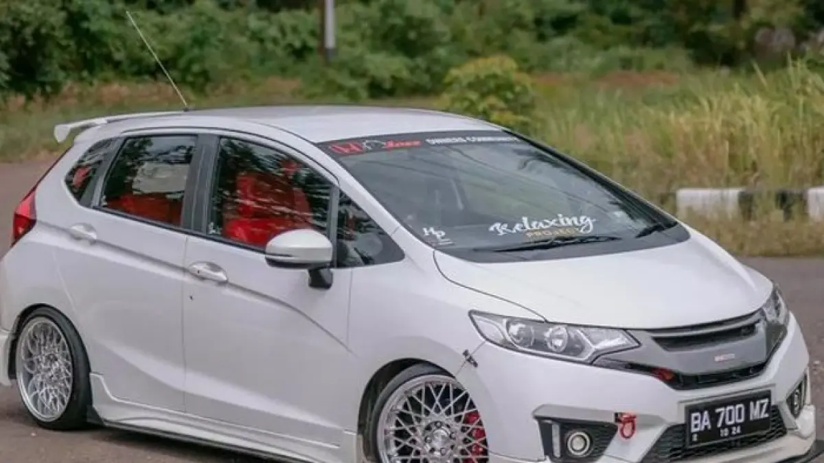 Honda Jazz GE8 Facelift 2013 tampil memukau dengan konsep stance harian, air suspension, velg Work BRS, BBK AP Racing, dan interior Recaro yang nyaman. (Pinterest) 