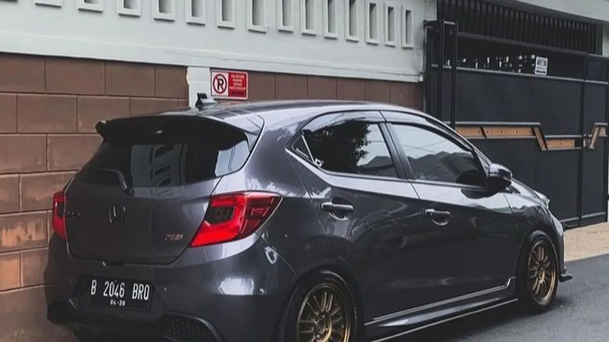 Modifikasi Honda Brio Electric Lime hadir dengan body kit RS Urban, head unit Orka G3, kamera 360 derajat, dan lampu Ice Blue yang membuat tampilannya semakin modern. (Pinterest) 