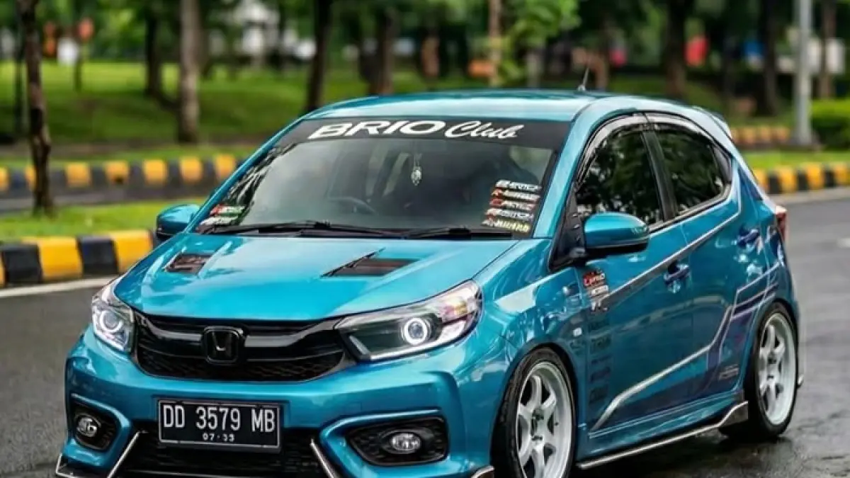 Modifikasi Honda Brio Electric Lime tampil makin sporty dengan body kit RS Urban, head unit Orka G3, kamera 360, serta lampu Ice Blue yang modern. (Pinterest) 