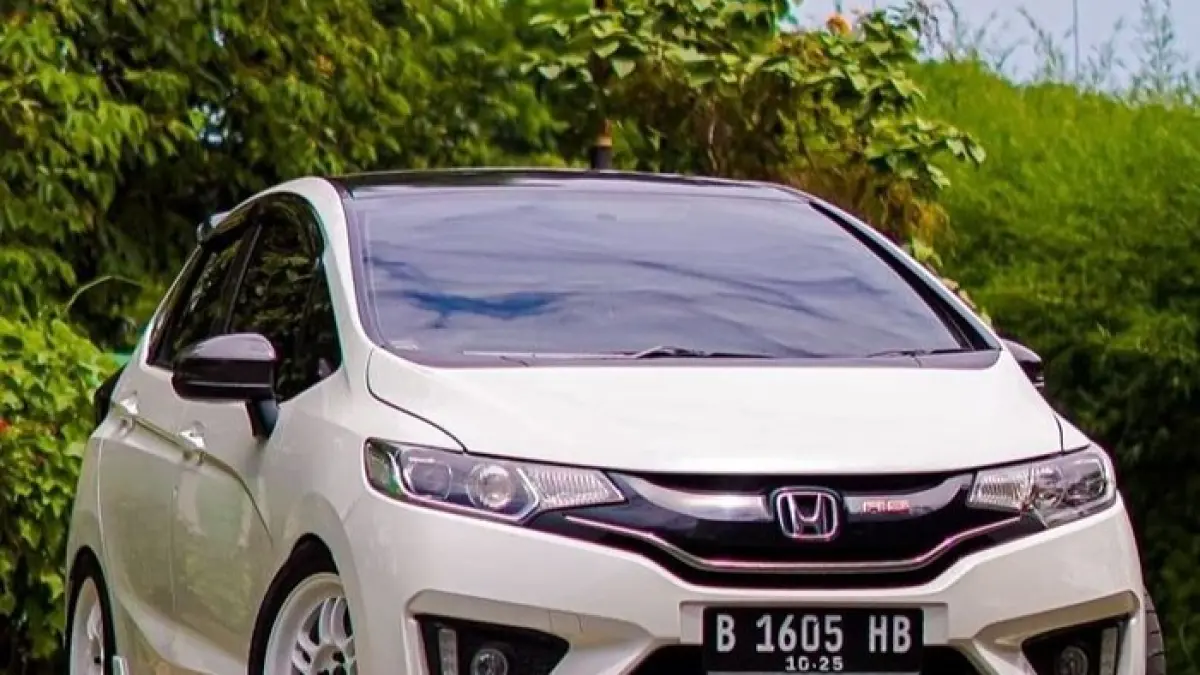 Modifikasi Honda Brio RS Facelift 2023 tampil makin sporty berkat lips bumper hitam glossy, spoiler Urban Lite, diffuser Urban, dan door sill LED. (Pinterest) 