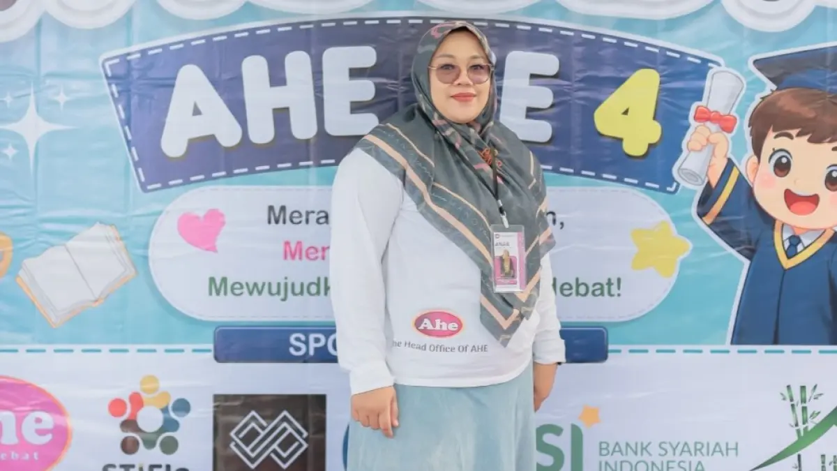 Rahatri Yuniar UNTUK RADAR BLITAR
TEKUN: Rahatri Yuniar terus menebarkan semangat belajar kepada anak-anak demi mewujudkan generasi emas. 