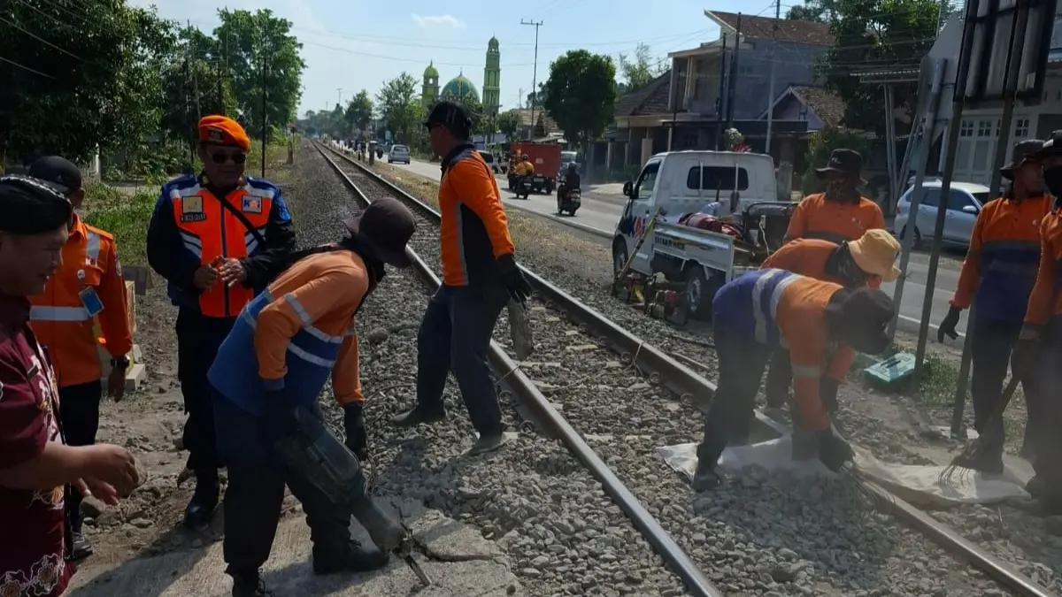 DAOP 7 MADIUN UNTUK RADAR BLITAR
CEGAH KECELAKAAN: Petugas KAI menutup total perlintasan sebidang KA liar di Desa Pasirharjo, Kecamatan Talun, Kamis (2/7). 