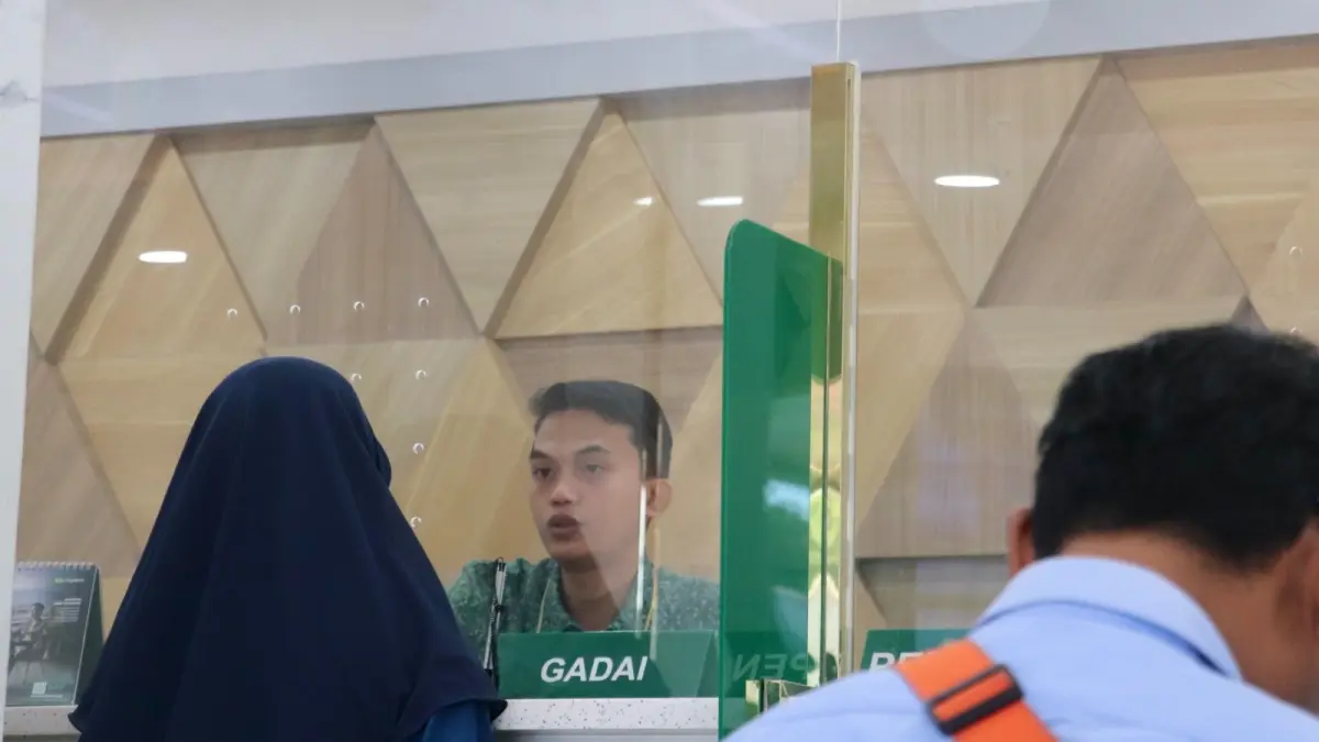 MOCH. LUKI AZHARI/RADAR BLITAR
TRANSAKSI: Seorang nasabah melakukan transaksi gadai di kantor Pegadaian Cabang Blitar beberapa waktu lalu.