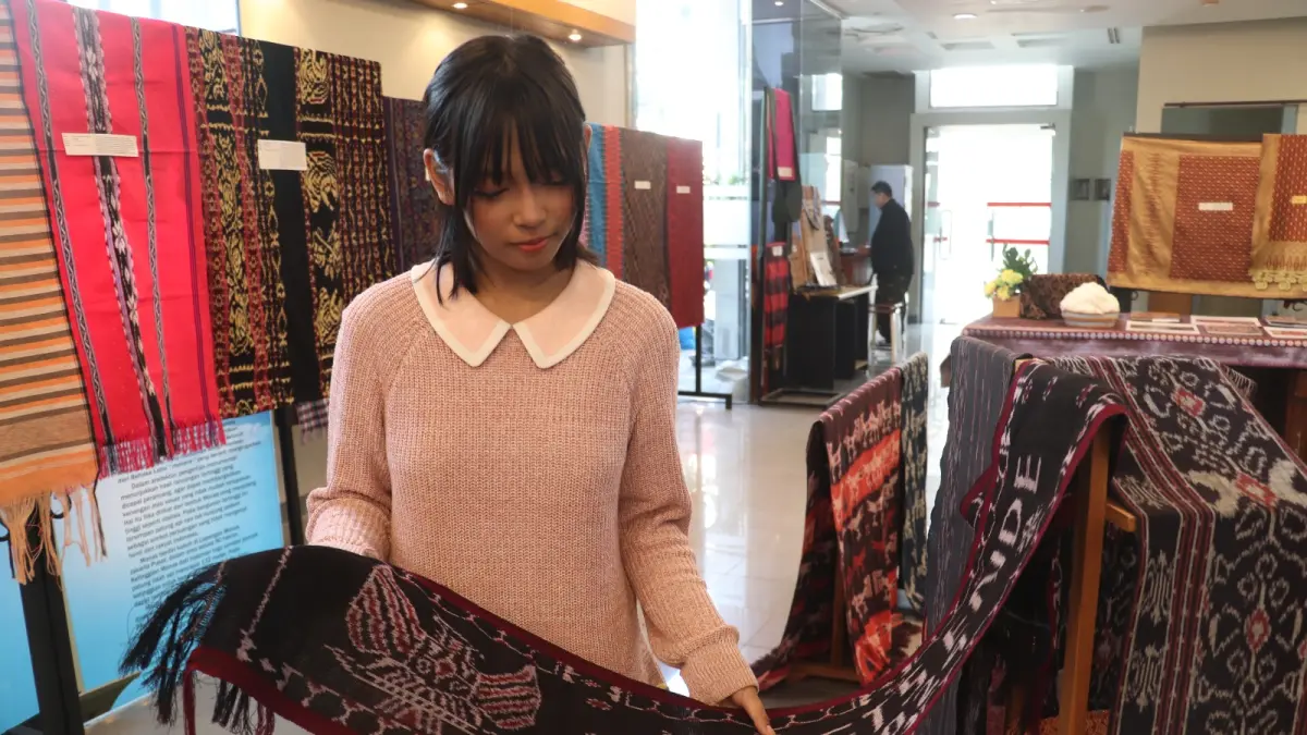 Pengunjung mengamati koleksi kain tenun ikat Nusantara dalam pameran yang digelar Patria Wastra di UPT Perpustakaan Proklamator Bung Karno, Kota Blitar.
