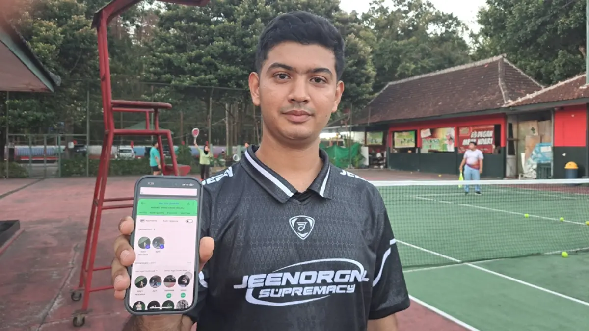 FAJAR RAHMAD AW/RADAR BLITAR
INOVATIF: Rizki Dian Pradana menunjukkan tampilan aplikasi Re-Club sebagai ruang komunikasi untuk mencari lawan bermain tenis maupun padel. 