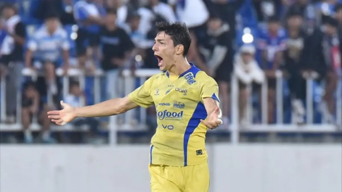 Federico Barba tampil impresif bersama Persib Bandung. Bek asal Italia itu menjadi tembok kokoh sekaligus produktif mencetak gol di awal musim.(Pinterest)