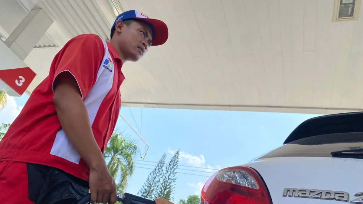 MOCH. LUKI AZHARI/RADAR BLITAR
DAYA BELI AMAN: Operator di salah satu SPBU Kota Blitar mengisi BBM kendaraan roda empat.&nbsp;&nbsp; 