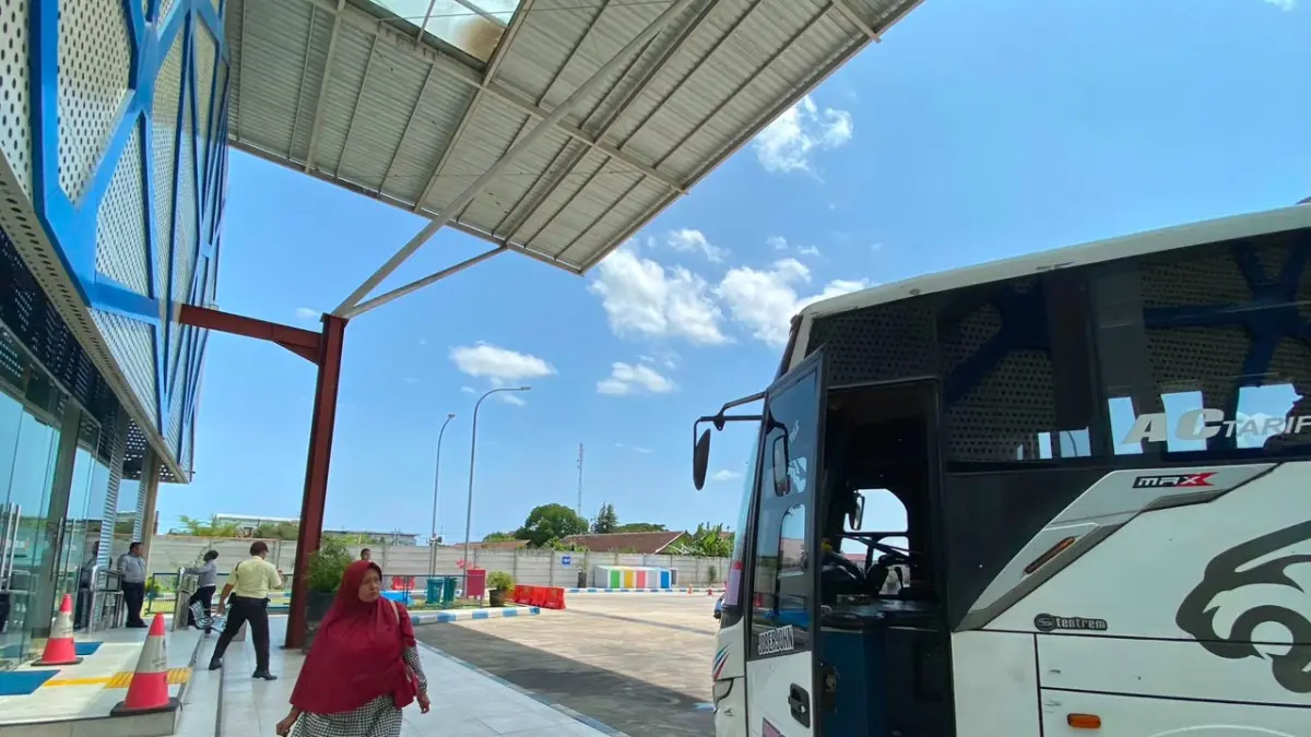 OKUPANSI NAIK: Seorang penumpang bersiap untuk menaiki bus sesuai tujuan keberangkatan di Terminal Tipe A Patria Kota Blitar, kemarin (5/7).