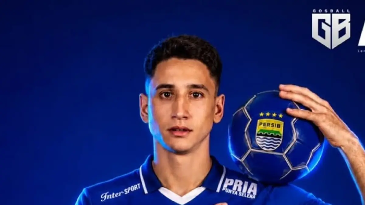Pemain baru Persib menikmati suasana Bandung dengan mengunjungi Persib Store dan Braga. Momen tersebut mendapat sambutan hangat dari Bobotoh.(Pinterest)