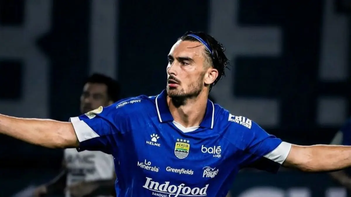 Persib Bandung bersiap menggelar latihan perdana pada 7 Juli 2026. Andrew Jung dirumorkan ke Vietnam, sementara Ole Romeny masih jadi spekulasi.(Pinterest)
