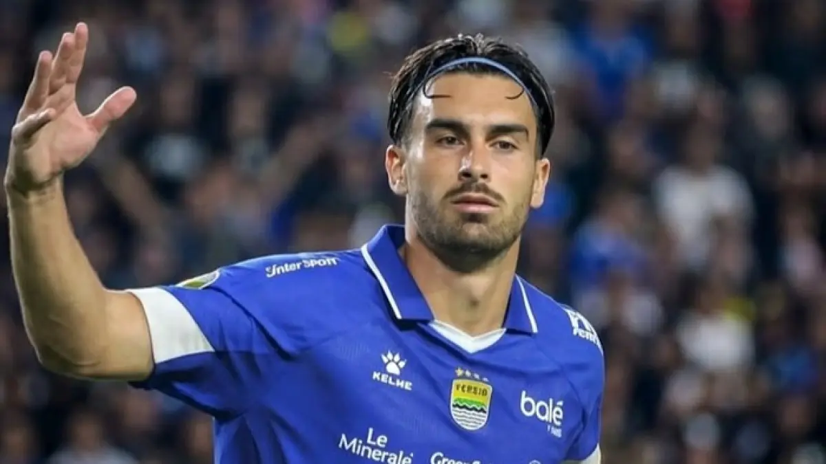 Persib Bandung memastikan latihan perdana pada 7 Juli 2026. Rumor Andrew Jung ke Hanoi FC dan Ole Romeny masih menjadi sorotan bursa transfer.(Pinterest)