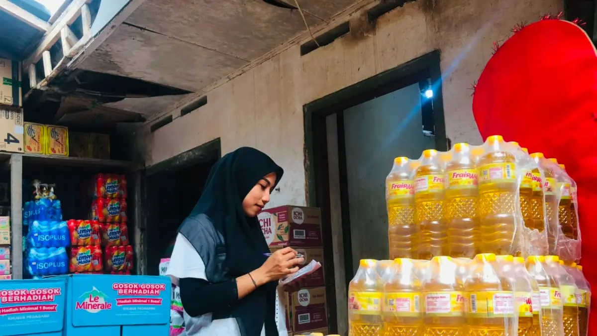 Petugas mendata stok MinyaKita di salah satu toko penyalur di Kota Blitar. Bulog memastikan pasokan minyak goreng bersubsidi tetap aman dan distribusi ke pasar tradisional dilakukan secara rutin setiap pekan.