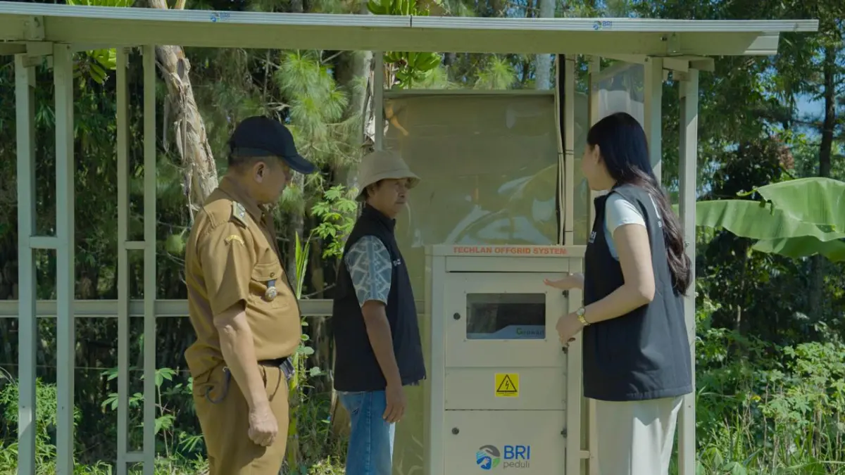 BRI menyalurkan bantuan Pembangkit Listrik Tenaga Surya (PLTS) berkapasitas 17,4 kWp yang dilengkapi Battery Energy Storage System (BESS) berkapasitas 43,2 kWh di Desa Bojong, Kecamatan Rongga, Kabupaten Bandung Barat.