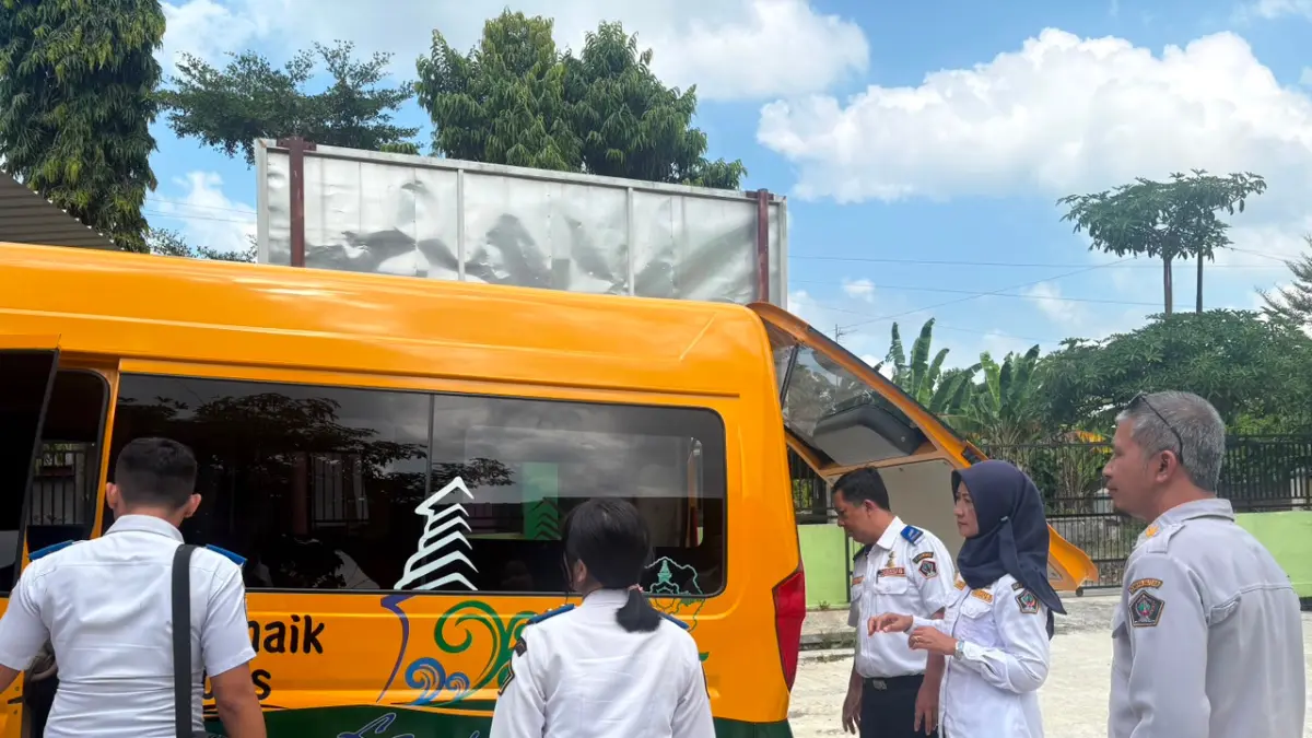 Bus sekolah gratis Kabupaten Blitar menjalani masa jeda operasional selama libur sekolah. Dishub memanfaatkan waktu tersebut untuk memastikan seluruh armada tetap aman dan siap kembali melayani pelajar di tahun ajaran baru.
