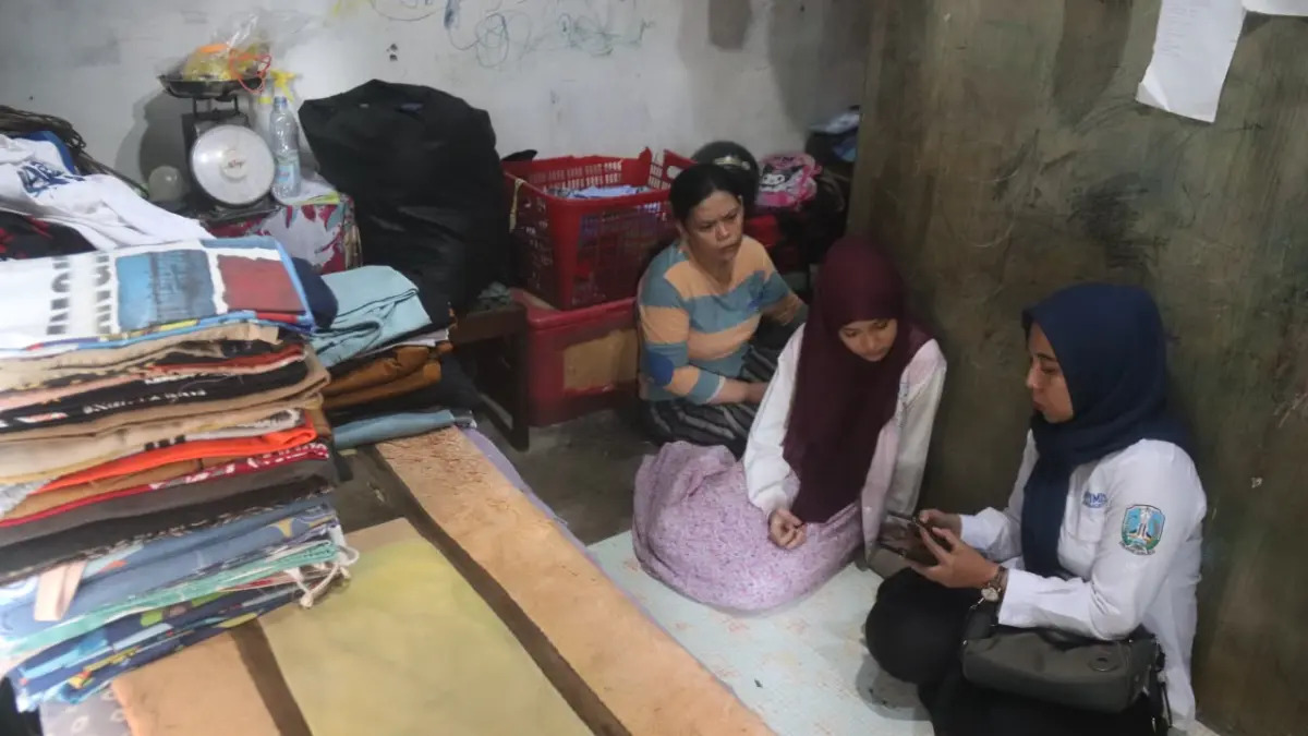 FAJAR RAHMAD AW/RADAR BLITAR
JEMPUT IMPIAN: Anita Nur Laili (tengah) didampingi ibunya, Uswatun Chasanah (kiri), mendengarkan penjelasan soal fasilitas Sekolah Rakyat dari pendamping PKH Kecamatan Sananwetan, Irma Ayu Widayanti, di kediamannya, Jumat (3/7).

