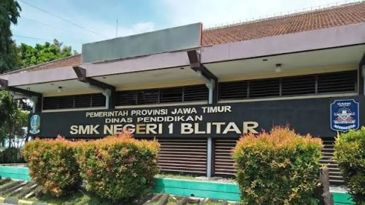 SMK Negeri 1 Blitar mengintegrasikan pembelajaran, praktik industri, dan pengembangan karakter dalam mencetak lulusan berkualitas.