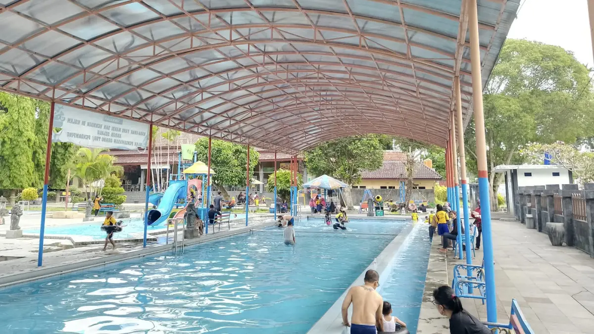Kolam Renang Penataran ditutup sementara usai masa kontrak pengelolaan berakhir. Pemkab Blitar kini mencari pengelola baru yang sanggup memenuhi target sewa Rp 425 juta per tahun sekaligus berkomitmen mempercantik fasilitas agar kembali menarik minat wisatawan.