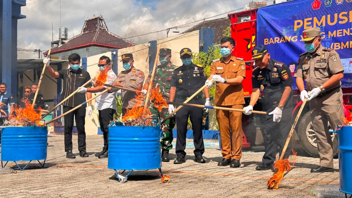 Bea Cukai Blitar memusnahkan 1,9 juta batang rokok ilegal dan 1.199 liter minuman mengandung etil alkohol hasil penindakan tahun 2026 sebagai upaya menekan peredaran barang kena cukai ilegal.