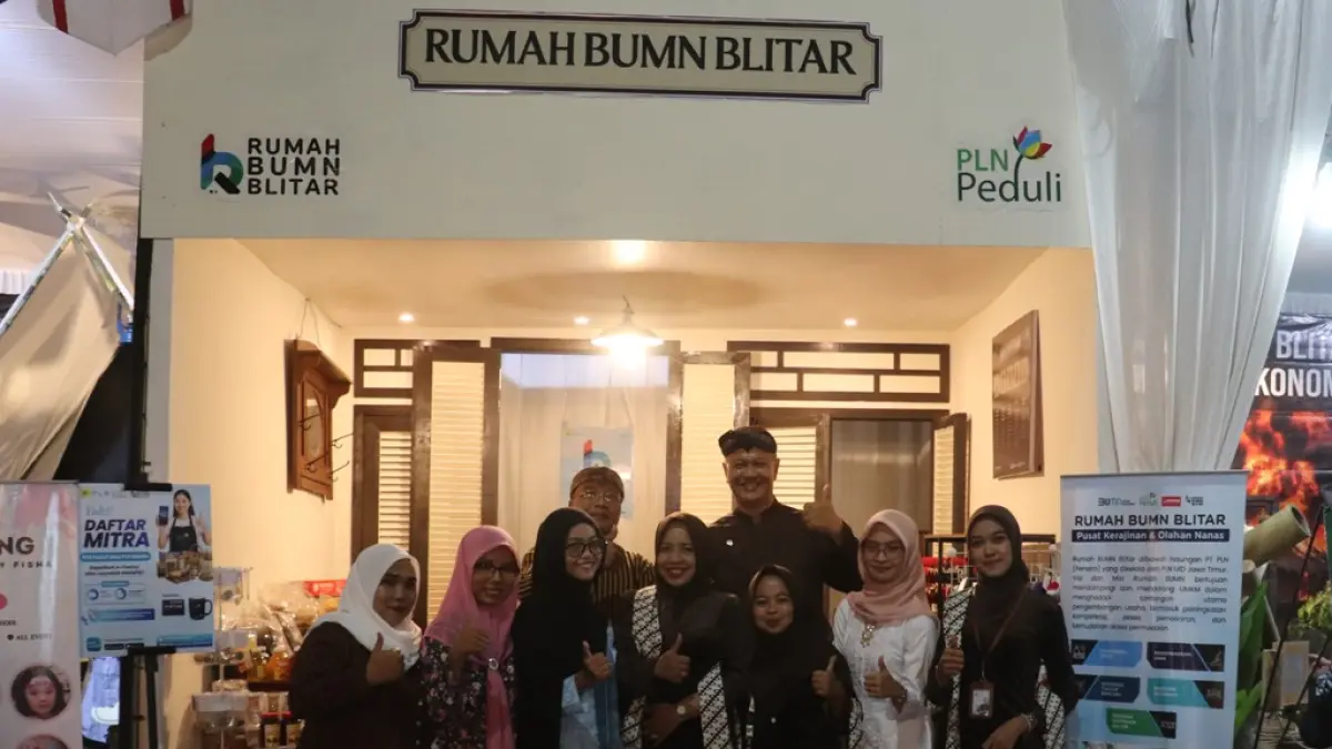 MOCH. LUKI AZHARI/RADAR BLITAR
KOMPAK: Keluarga besar Rumah BUMN Blitar bersama pelaku UMKM binaan di gelaran Bazar Blitar Djadoel 2026, Rabu (8/7/2026).
