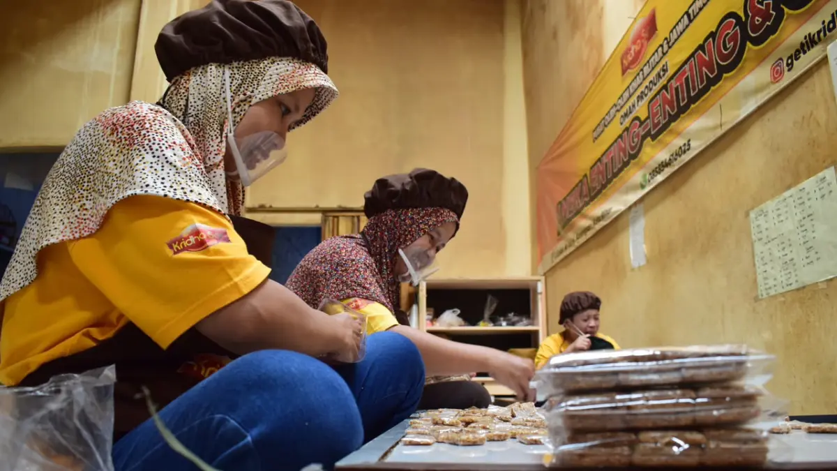 Proses Pengemasan Produk Makanan Oleh Pekerja.