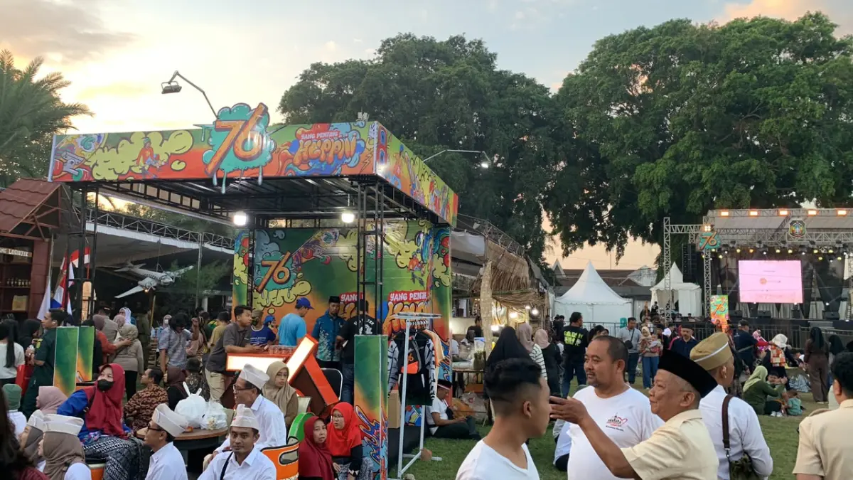PADAT TERPANTAU: Pengunjung memadati kawasan Bazar Blitar Djadoel 2026 di Alun-Alun Kota Blitar, Rabu (8/7). Pemkot Blitar menetapkan tarif parkir resmi Rp 2.000 untuk sepeda motor dan Rp 3.000 untuk mobil serta mengimbau masyarakat melapor jika menemukan pungutan di luar ketentuan.