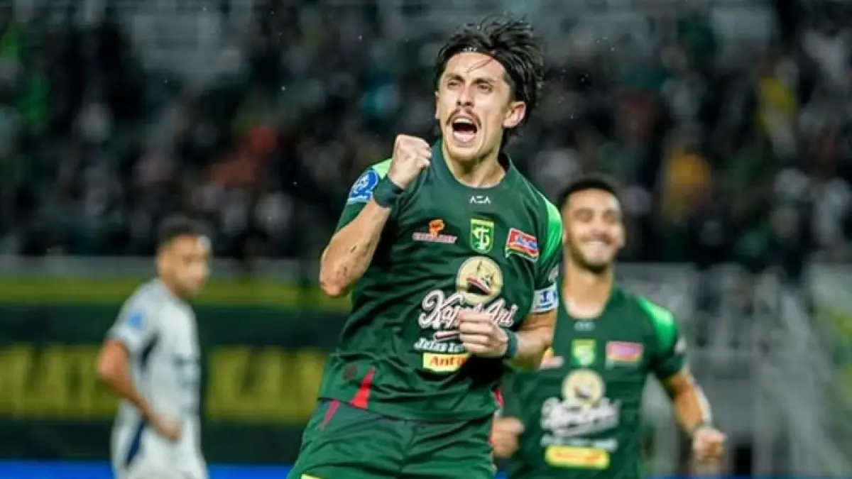 Bedah taktik Persebaya Surabaya terbaru musim ini. Andalkan kekuatan transisi cepat dan kombinasi lini tengah kreatif demi kuasai puncak klasemen. (PINTEREST)