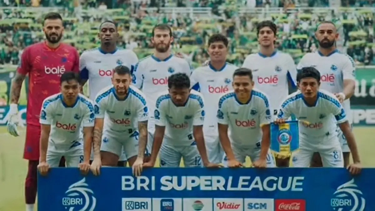 Bocoran Arema FC terbaru! Pelatih Marquinhos Santos rombak total lini belakang dengan boyong Rio Fahmi dan duet bek Brasil demi target juara. (SC YOUTUBE)