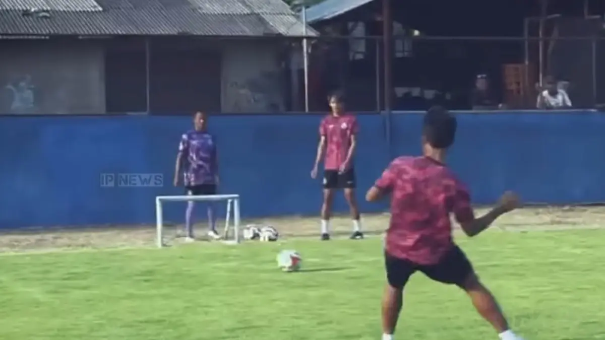 Intip kejutan skuad Persib Bandung terbaru! Mariano Peralta & Mosa Sidibe sepakat gabung, disusul kabar penundaan latihan perdana dari Igor Tolic. (SC YOUTUBE)