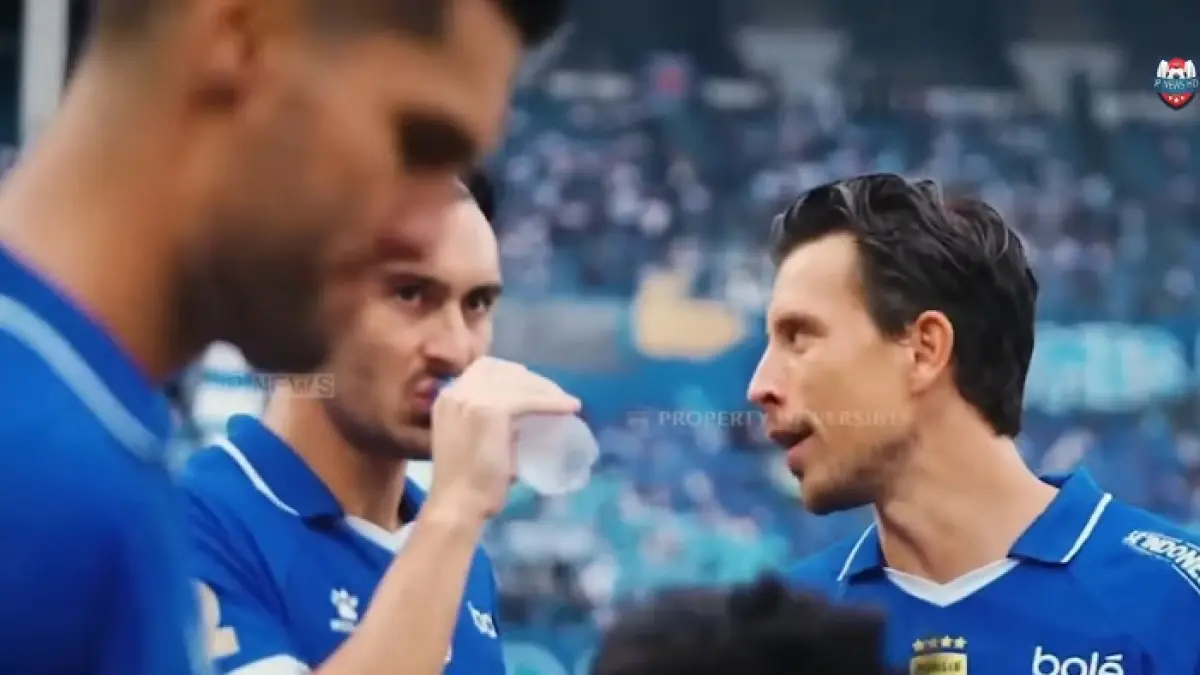 Intip update Persib Bandung terbaru! Sukses resmikan Sandy Walsh untuk perkuat lini belakang, Ragnar Oratmangoen kini disebut segera merapat. (SC YOUTUBE)