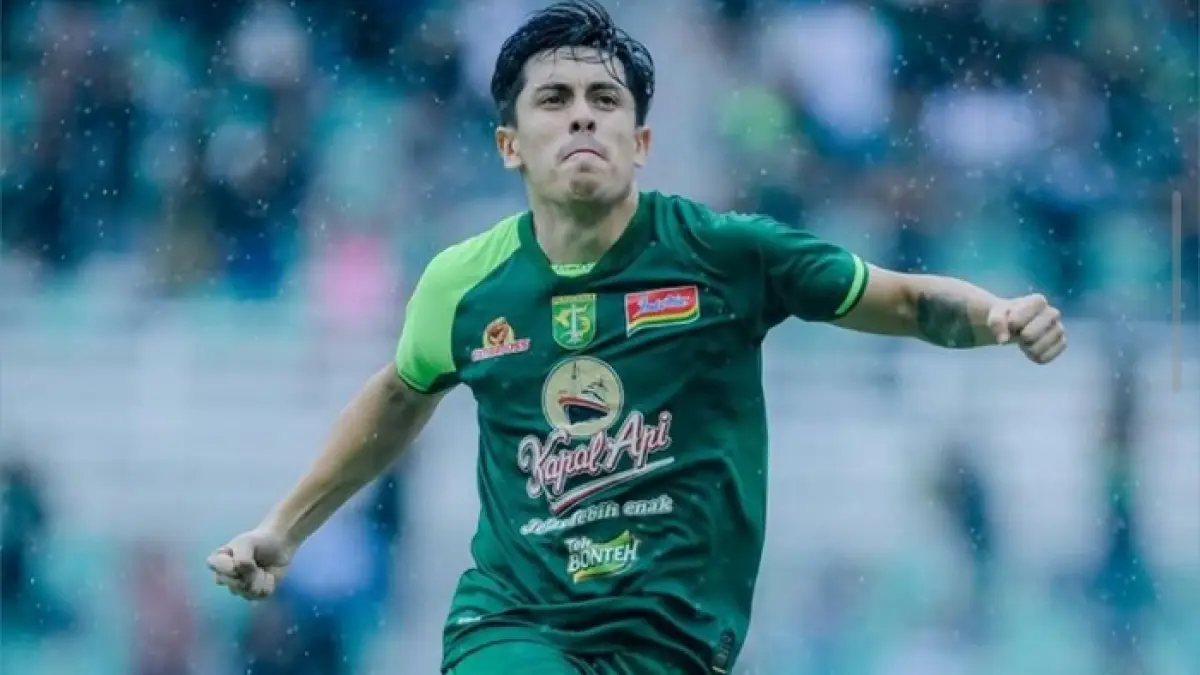 Keseruan peluncuran Persebaya Surabaya terbaru! Rayakan ulang tahun Alex Martins hingga sapaan unik Diego demi lancarkan komunikasi taktis. (SC YOUTUBE)