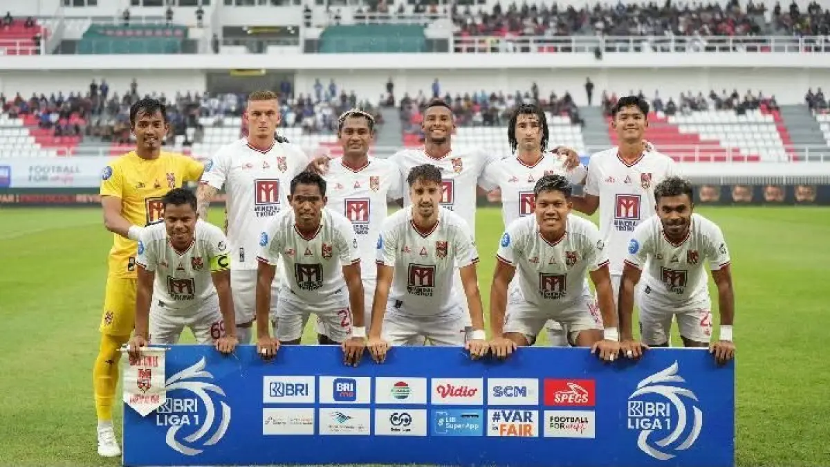 Malut United takluk 1-2 dari Dewa United. Alex Martins mencetak dua gol, sedangkan David Silva membalas satu gol untuk tuan rumah.(pinteerest)