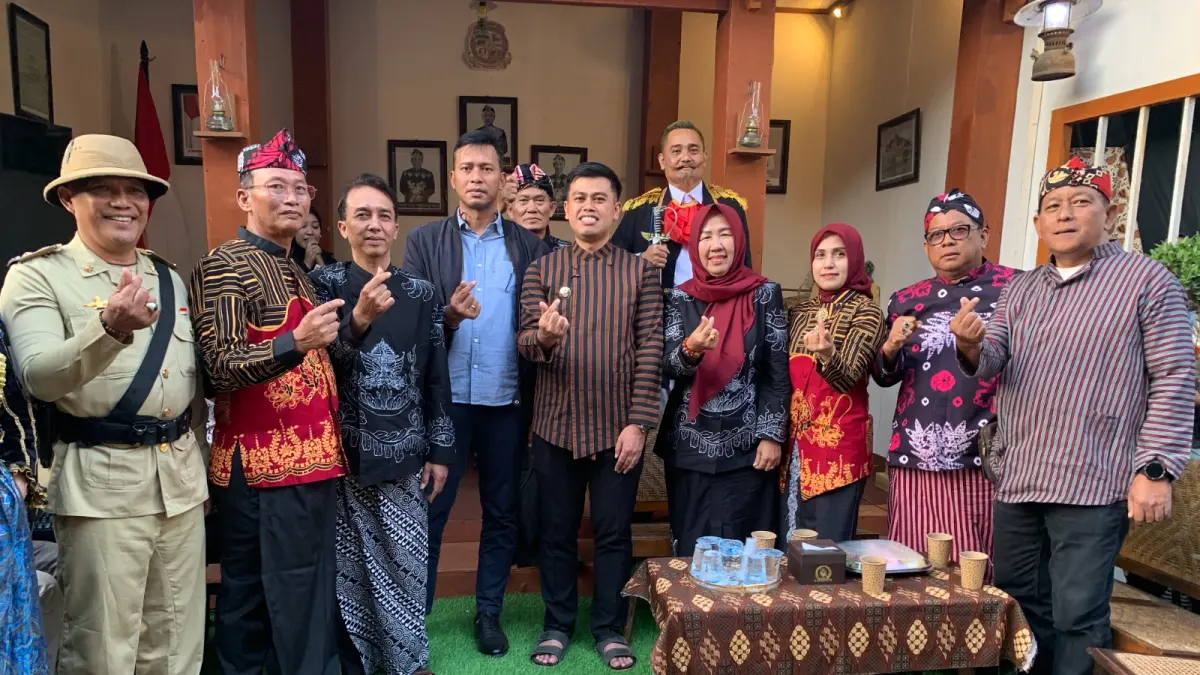 MOCHAMMAD SUBCHAN ABDULLAH/RADAR BLITAR 
APRESIASI: Pimpinan dan sejumlah anggota DPRD Kota Blitar menyambut kunjungan Wali Kota Blitar, Syauqul Muhibbin di stan DPRD, kemarin (8/7). 