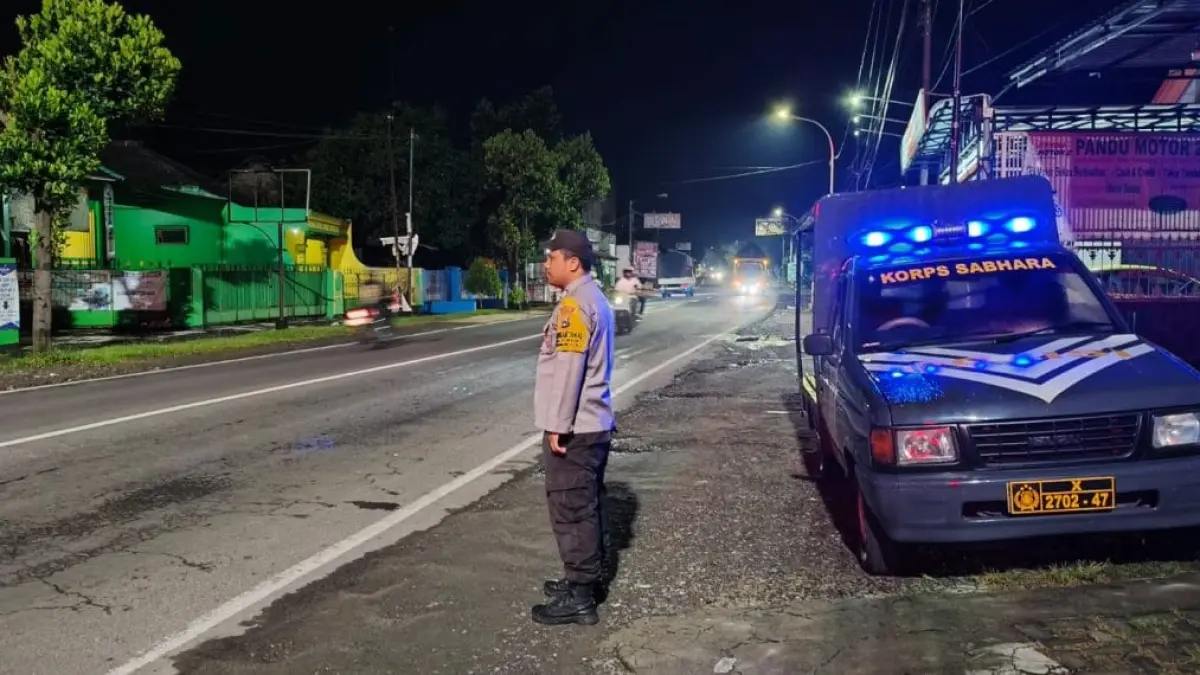 Personel Polsek Sanankulon melaksanakan patroli Blue Light di ruas jalan yang rawan balap liar dan kejahatan jalanan guna menjaga keamanan serta ketertiban masyarakat pada malam hari.