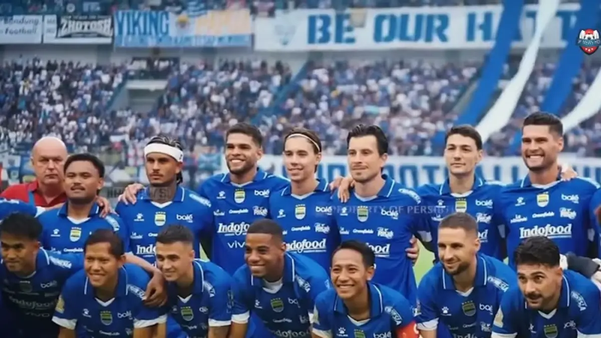 Simak berita Persib Bandung terbaru mengenai penundaan latihan perdana akibat krisis penerbangan dan pesan emosional dari Boyan Hodak. (SC YOUTUBE)
