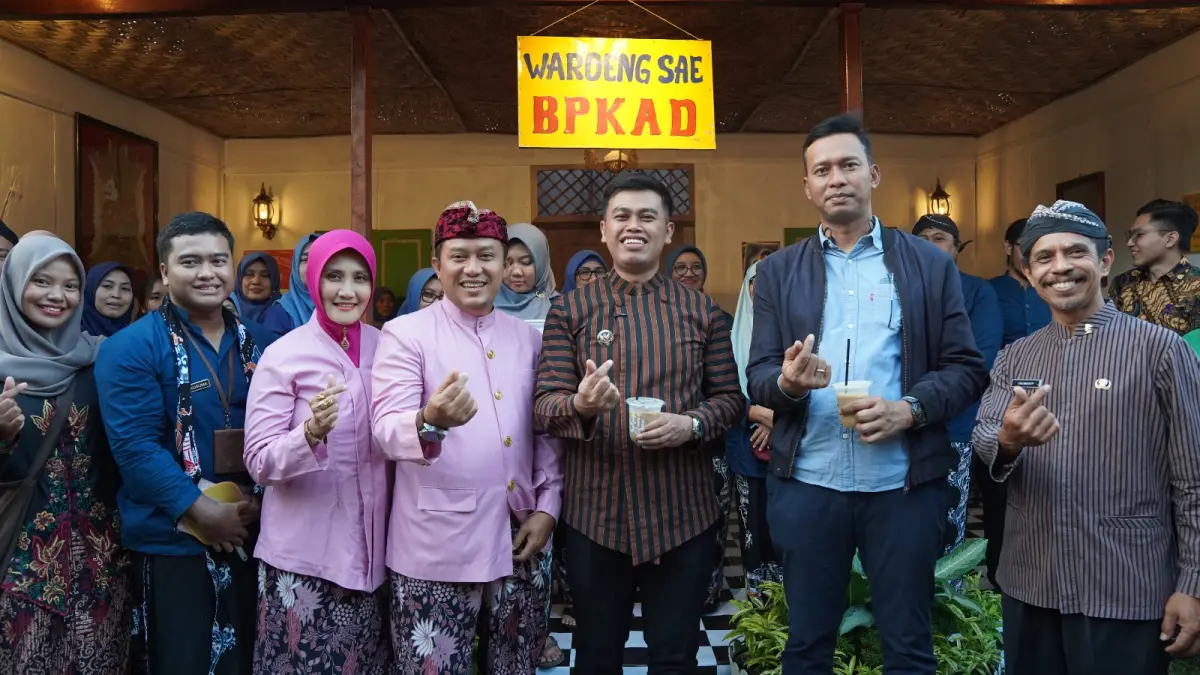 Wali Kota Blitar H. Syauqul Muhibbin, S.H.I. Mengunjungi Stand  BPKAD di Bazar Blitar Djadoel 2026