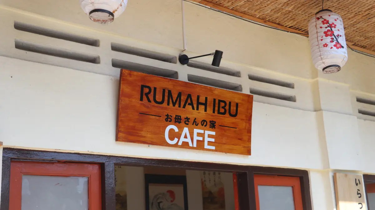 BACHTIAR TATAG/RADAR BLITAR
ESTETIK: Di Rumah Ibu Café, pengunjung bisa menikmati sejumlah kuliner khas Jepang hingga ada juga Jawa.