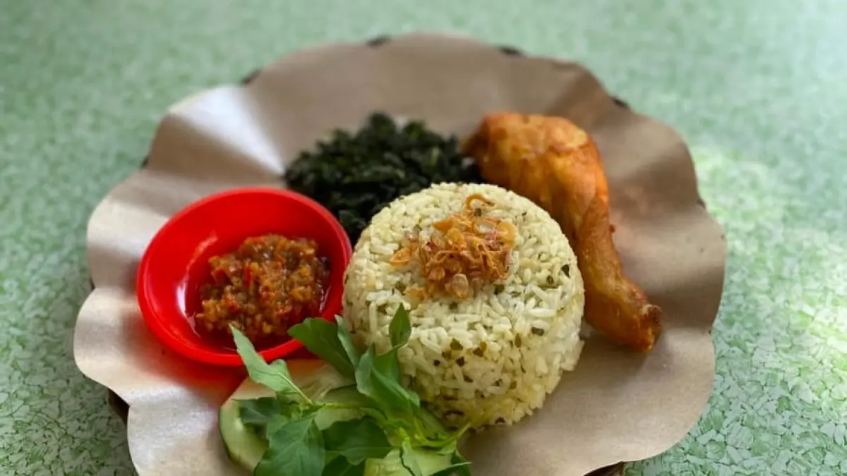 BACHTIAR TATAG/RADAR BLITAR
GURIH: Olahan kuliner sederhana berbahan daun jeruk yang dipadukan dengan ayam goreng dan lalapan.