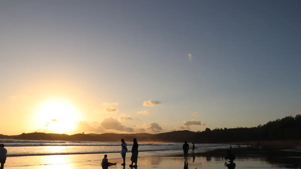 FAJAR RAHMAD AW/RADAR BLITAR
EKSOTIK: Menikmati senja di Pantai Serang sembari mengabadikan momen indah. 