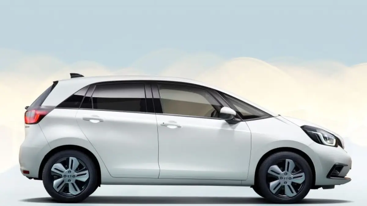 Honda Jazz 2026 hadir dengan teknologi hybrid e:HEV, Honda Sensing, dan konsumsi BBM hingga 22 km/l. Simak spesifikasi, fitur, dan harganya.(pinterest)