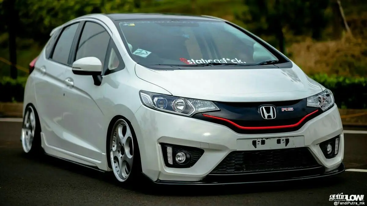 Honda Jazz GE8 kembali mencuri perhatian lewat modifikasi street racing, mesin porting hingga limit 8.000 rpm, dan tetap nyaman dipakai harian.(pinterest)