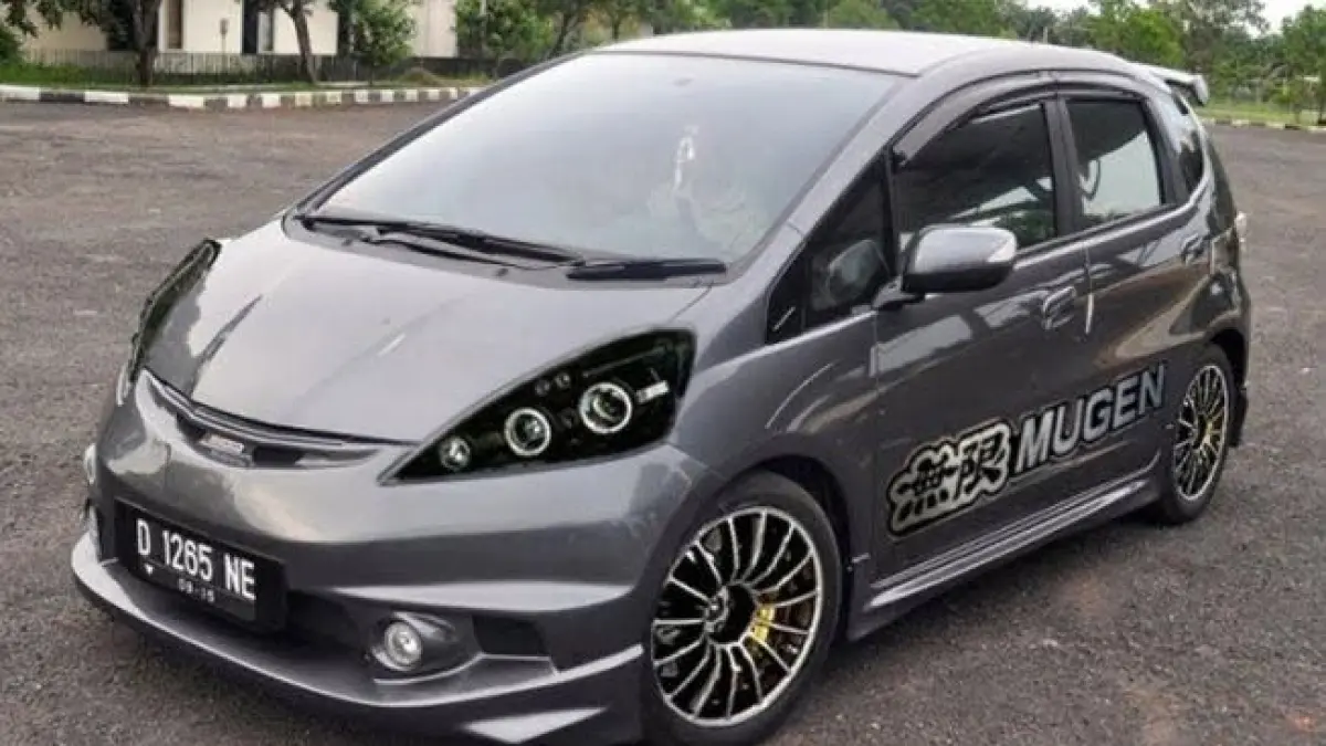 Honda Jazz GE8 modifikasi street racing milik pemuda 18 tahun ini tampil ekstrem dengan mesin porting, handling mumpuni, dan limiter tembus 8.000 rpm.(pinterest)
