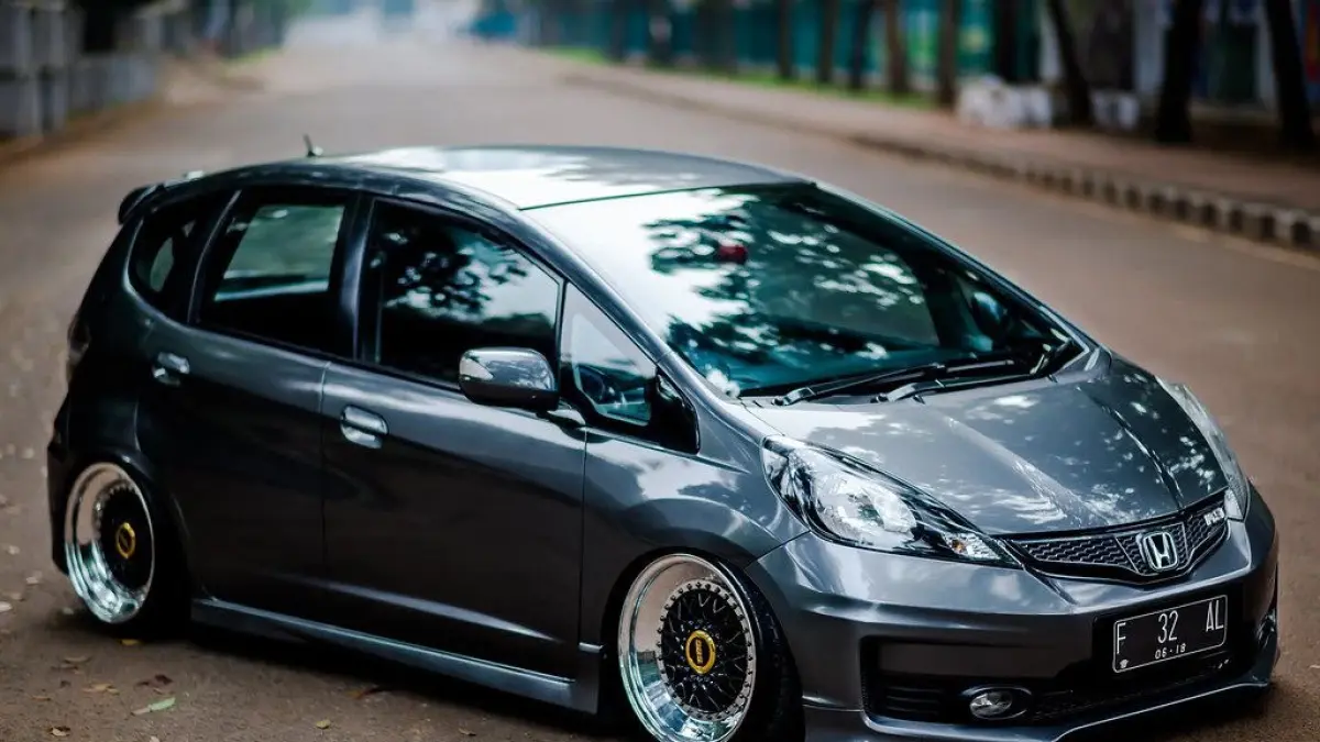 Modifikasi Honda Jazz GE8 bergaya simple racing look dengan velg Spoon, remap ECU, dan knalpot full system, tampil sporty tanpa ubahan ekstrem.(pinterest)