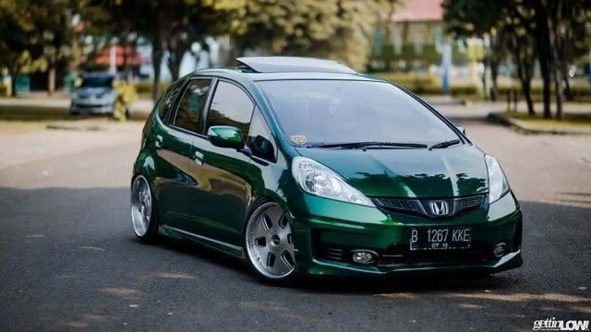 Modifikasi Honda Jazz GE8 bergaya simple racing look tampil sporty berkat velg Spoon, remap ECU, dan knalpot full system tanpa ubahan berlebihan.(pinterest)